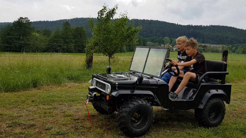 Jungs geben Vollgas mit ihrem XTR Kinderauto